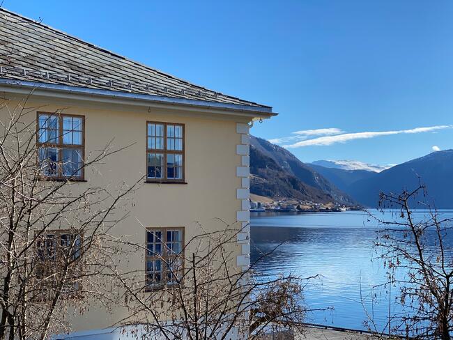 Tinghuset og utsyn til Hermansverk ein strålande vårdag