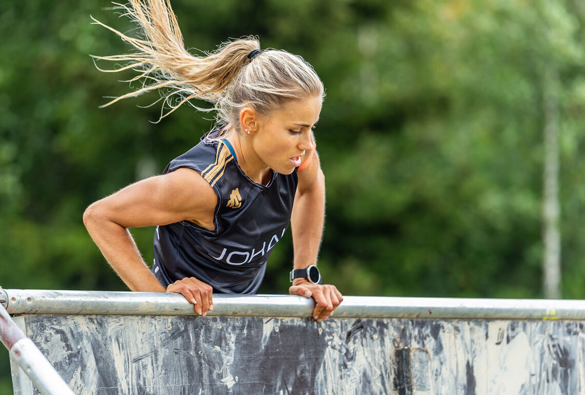 Elsker utfordringer: Som hinderløper på høyt nivå får Julie Wahr-Hansen testa seg ut både fysisk og mentalt. (Foto: Samuel Hafsahl) 
