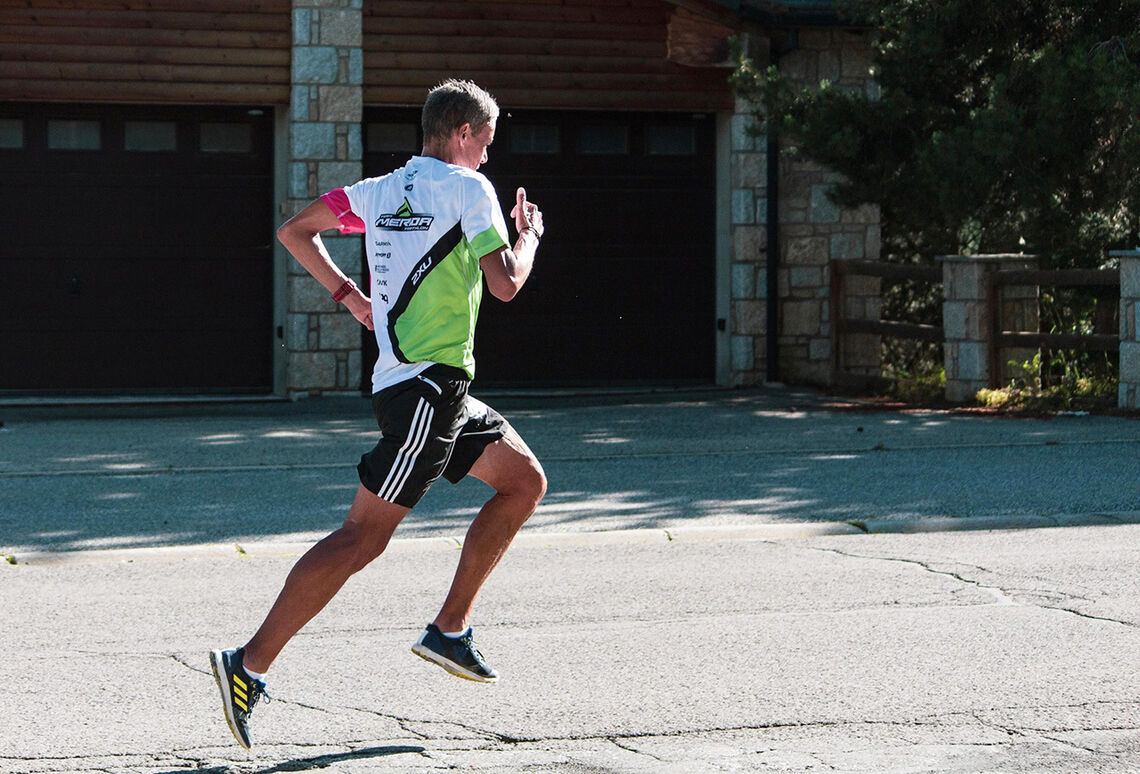 Tim Bennett vektlegger teknikk og stegavvikling når han som 56-åring skal prøve å løpe 1500 m under 5 minutter. (Foto: Birk Skogland)