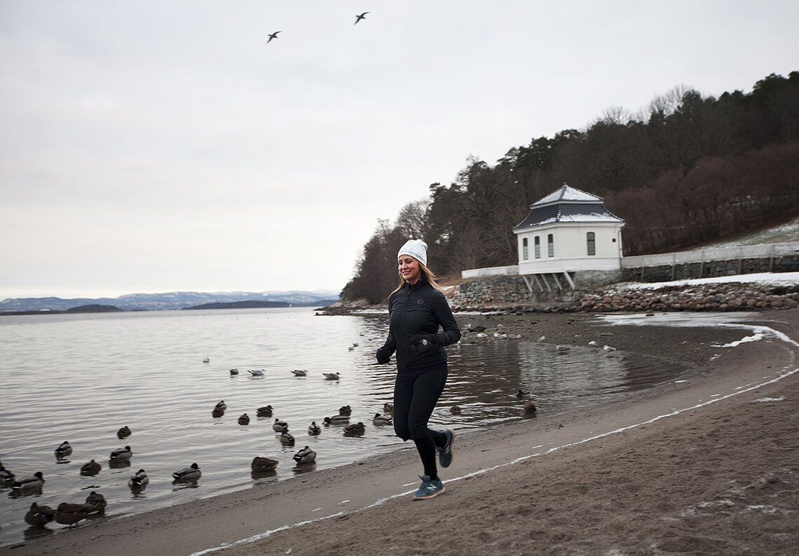 Langs fjorden: TV2-programleder Cathrine Fossum Hovdan er i sitt ess når hun kan kombinere løping og bading. (Foto: Cesilie I. Steinaa)