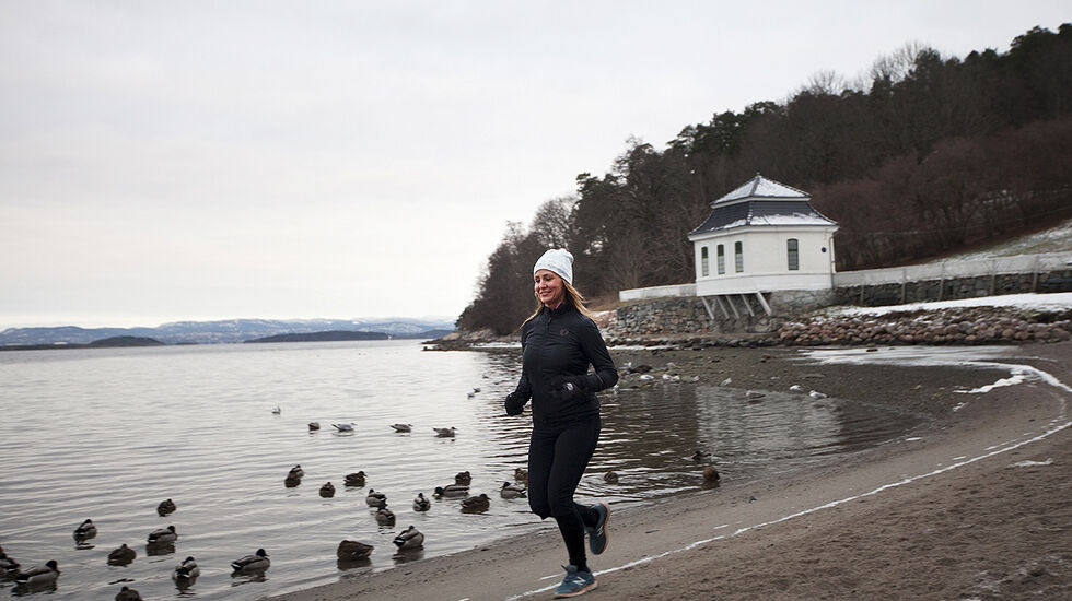 Langs fjorden: TV2-programleder Cathrine Fossum Hovdan er i sitt ess når hun kan kombinere løping og bading. (Foto: Cesilie I. Steinaa)