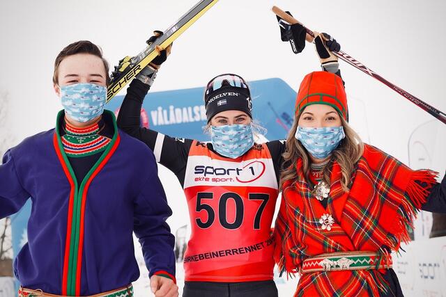 Ebba Andersson etter å ha avgjort stakeduellen med Emilie Fleten i Vålådalen lørdag. (Foto fra Visma Ski Classics facebookside)