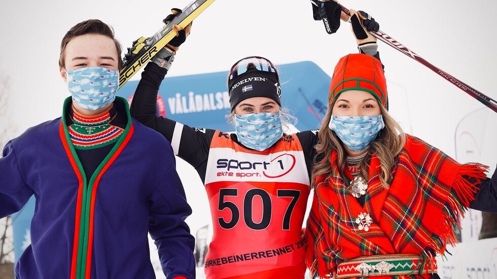 Ebba Andersson etter å ha avgjort stakeduellen med Emilie Fleten i Vålådalen lørdag. (Foto fra Visma Ski Classics facebookside) 