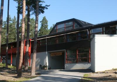 Kaupanger skule. (Foto: Kaupanger skule) Inngangspartiet til Kaupanger skule