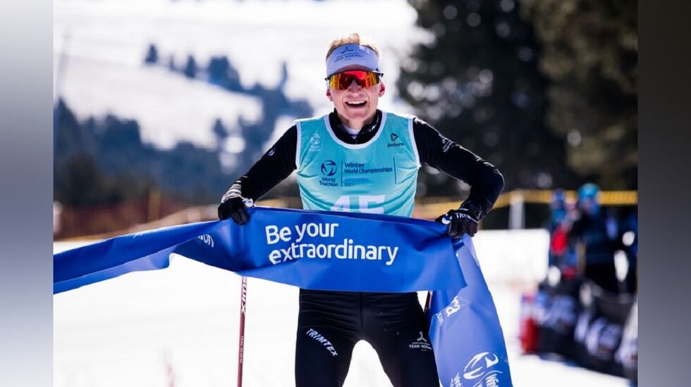 Hans Christian Tungesvik bryter målsnøret som verdensmester i Andorra lørdag. (Foto: World Triathlons facebookside)