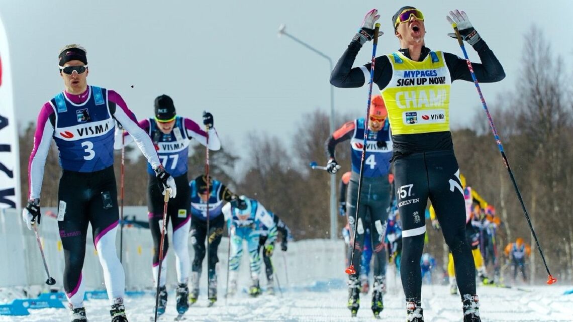 Emil Persson vant for andre dag på rad, men Morten Eide Pedersen (3) og Johan Hoel (77) yppet seg skikkelig i spurten i søndagens renn i Vålådalen. (Foto: Visma Ski Classics/Magnus Östh)