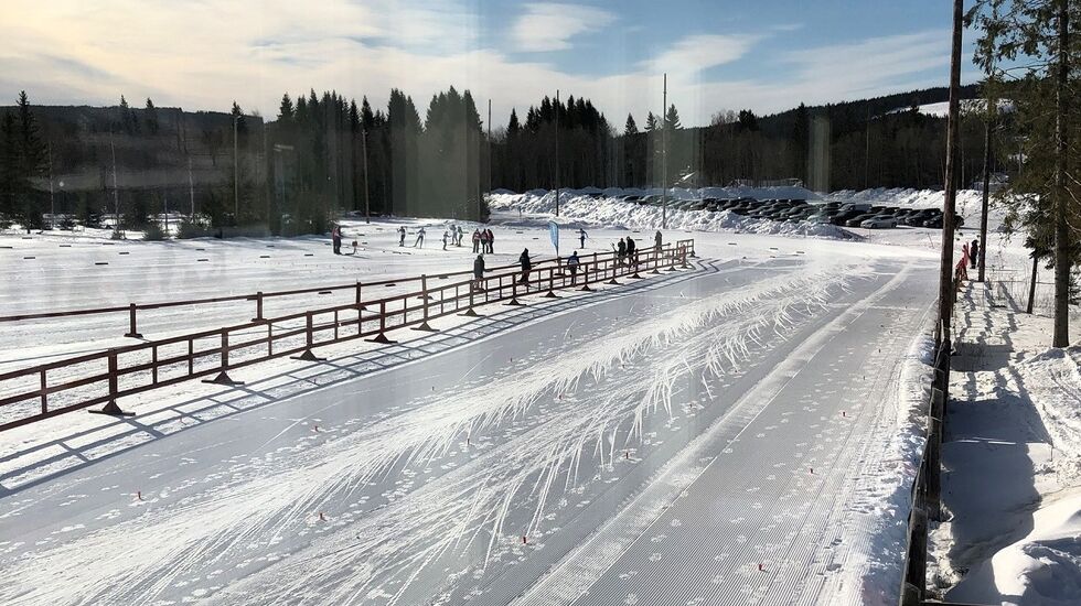 Det blåste friskt på Nybygda stadion da GP-sprinten ble satt i gang søndag formiddag. (Arrangørfoto)