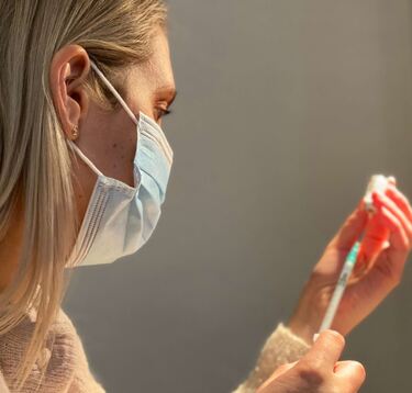 Bilde av vår kommunefarmasøyt Marianne Thoresen, mens hun trekker opp vaksine