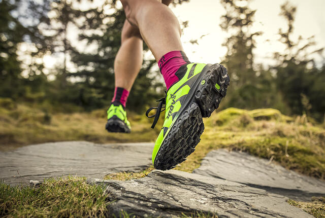 Inov-8 Trailfly Ultra G 300 Max er den første løpeskoen som bruker det ekstremt tynne og sterke materialet grafén i mellomsålen. (Alle foto: Inov-8)
