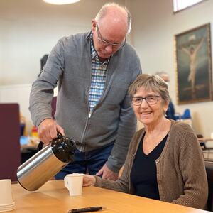 Bilde av Lars Høiseth og Anna Tørset. Lars jobber som frivillig under vaksineringen, mens Anna denne uka fikk sin første vaksinedose.