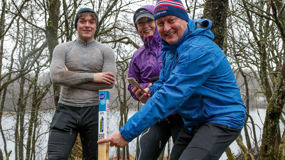 Stig Arve Vangsnes har funnet en stolpe sammen med sin søster Åse Vangsnes og hennes sønn Henrik Tyvoll. Men koden som gjør det mulig å registrere stolpen vil han ikke dele med Kondis-leserne. (Alle foto: Arne Dag Myking)