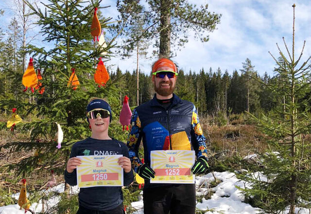Det var god påskestemning da sønn Magnus Lingsom og far Magnus Bru gjorde unna Haremila. (Foto: Kari Flottorp Lingsom)