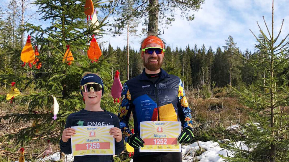 Det var god påskestemning da sønn Magnus Lingsom og far Magnus Bru gjorde unna Haremila. (Foto: Kari Flottorp Lingsom)