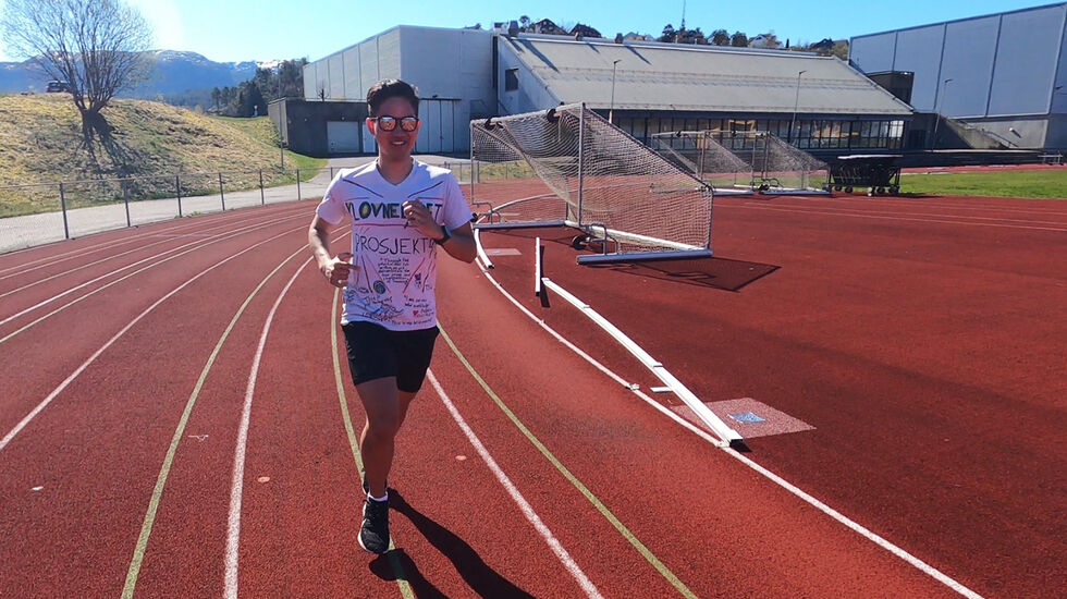 Kentaro Indo tar utfordringen om å løpe 10 meter per krone som doneres til Sykehusklovnene. (Alle foto: Klovneløpet)