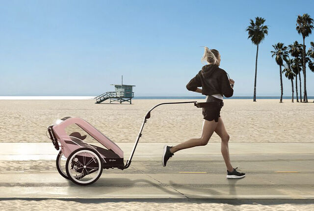 Med Cybex Zeno har du muligheten til å trekke vogna bak deg uten å bruke hendene. (Foto: Cybex)