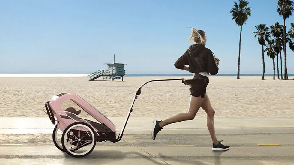 Med Cybex Zeno har du muligheten til å trekke vogna bak deg uten å bruke hendene. (Foto: Cybex)