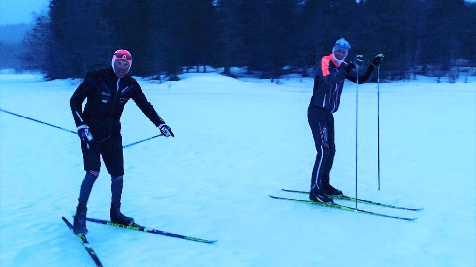 Anders sammen med broder Jørgen Aukland på tampen av rekordturen på Myllavatnet søndag kveld. (Foto fra Team Ragde Eiendoms facebookside)