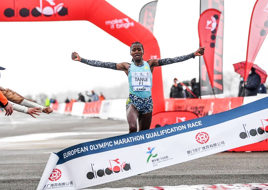 Angela Tanui fra Kenya skulle nok gjerne løpt 9 sekunder fortere, men kunne glede seg over seieren, 2.20.08 og pers med over 5 minutter. (Foto: Tuscany Training Camp)
