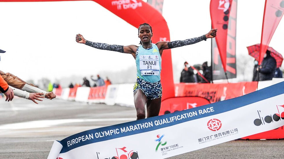 Angela Tanui fra Kenya skulle nok gjerne løpt 9 sekunder fortere, men kunne glede seg over seieren, 2.20.08 og pers med over 5 minutter. (Foto: Tuscany Training Camp)