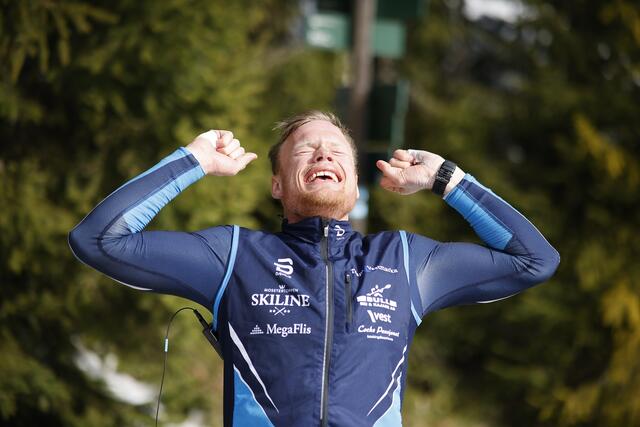 Klokka 10 søndag kunne Eirik Asdøl strekke hendene i været og juble for en utrolig bragd. (Foto: Henning Askjer Lefsaker) Klokka 10 søndag kunne Eirik Asdøl strekke hendene i været og juble for en utrolig bragd. (Foto: Henning Askjer Lefsaker)