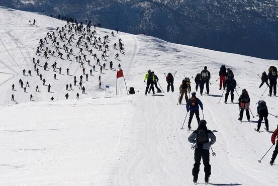 Skiløparar på veg ned fjellsida