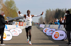 Eliud Kipchoge har fullført åtte godkjente maratonløp på ei bedre tid enn den han nå leverte, men 2.04.30 viste likevel at han er en av de største favorittene til OL-gullet. (Foto: NN Running Team)