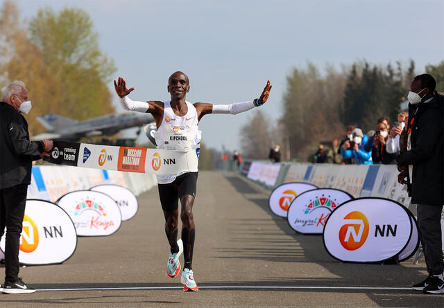 Eliud Kipchoge har fullført åtte godkjente maratonløp på ei bedre tid enn den han nå leverte, men 2.04.30 viste likevel at han er en av de største favorittene til OL-gullet. (Foto: NN Running Team)
