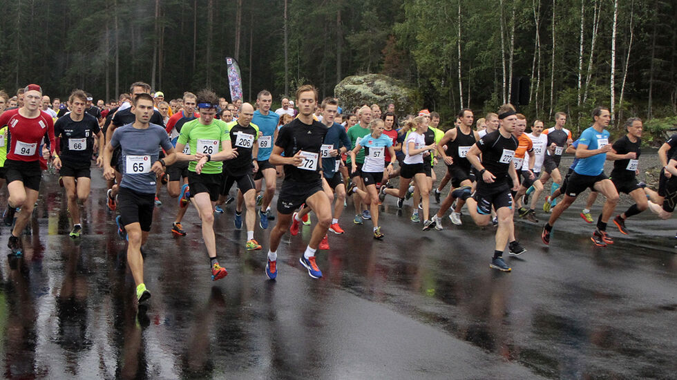 Fra starten i Vegmuseumsløpet 28 august 2019 der Geir Steig med startnummer 65 allerede tatt ledelsen i løpet. Geir Steig representerer Luster IL, og er rørlegger i Lillehammer. Han vant samtlige ti løp i Sørdalskarusellen dette året.