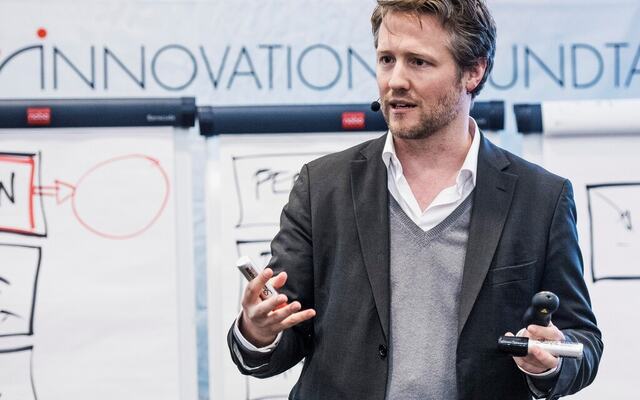 Se for deg et kontorbygg, for eksempel, hvor folk klager over heisens hastighet. Hvordan kan du løse det problemet? De som er fokusert på problemløsing, kan kanskje spørre: «Hvordan gjør vi heisen raskere?» Og deretter går de ut og oppgraderer motoren, eller kjøper en ny, raskere heis. Dette er et veldig typisk mønster: folk hopper rett til handling, og stiller ikke engang spørsmål om årsaken til problemet. Se for deg et kontorbygg, for eksempel, hvor folk klager over heisens hastighet. Hvordan kan du løse det problemet? De som er fokusert på problemløsing, kan kanskje spørre: «Hvordan gjør vi heisen raskere?» Og deretter går de ut og oppgraderer motoren, eller kjøper en ny, raskere heis. Dette er et veldig typisk mønster: folk hopper rett til handling, og stiller ikke engang spørsmål om årsaken til problemet.