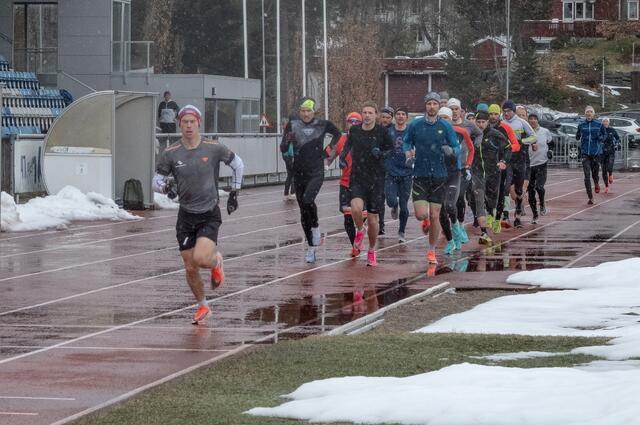 Johan Bugge fører an i Vårsleppet på 3000 meter. Som vi ser er det ikke idéelle forhold. (Arrangørfoto)