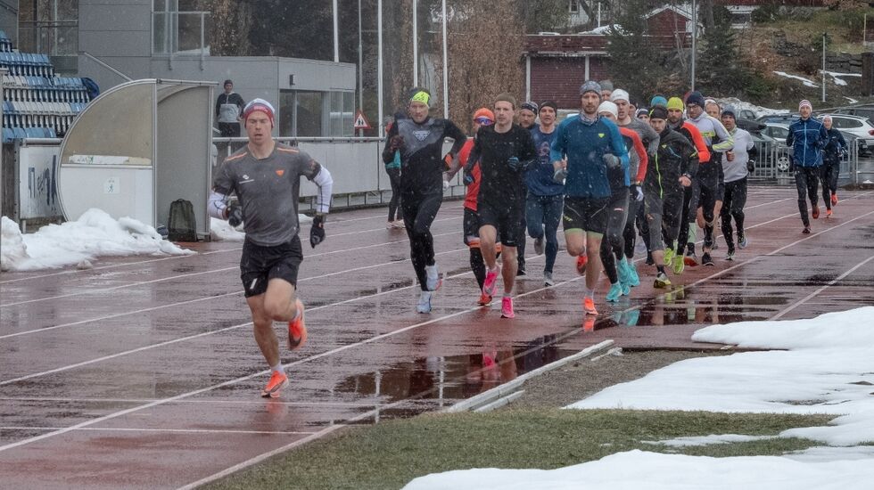 Johan Bugge fører an i Vårsleppet på 3000 meter. Som vi ser er det ikke idéelle forhold. (Arrangørfoto)