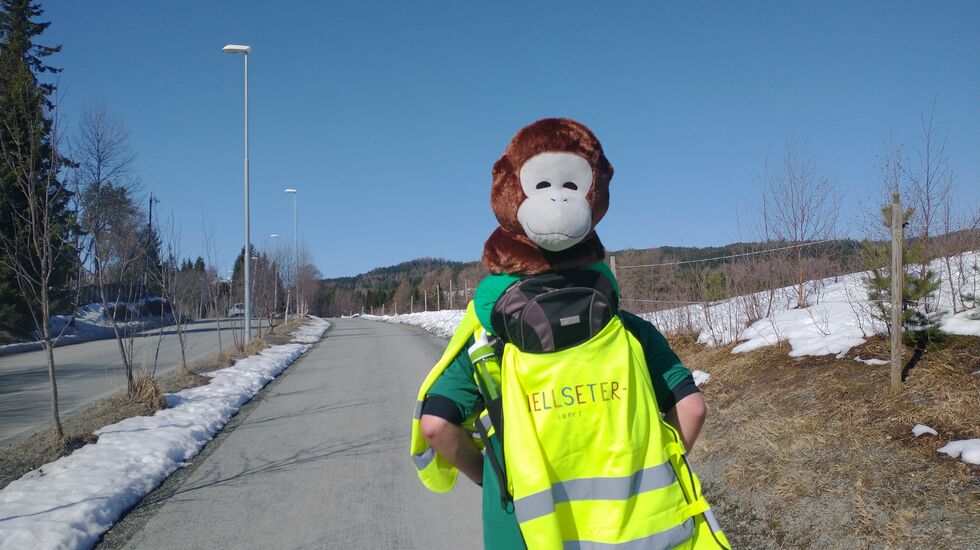 En løper fra NTNUI har tatt med en venn på Fjellseterløpet. (Arrangørfoto)