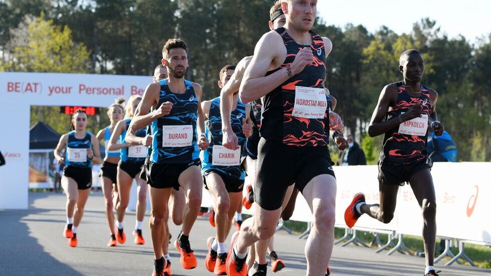 Sondre Nordstad Moen tok teten ut fra start. (Foto: Asics)