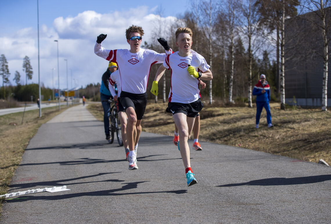 Her løper Sondre Strande Omland i mål på verdens raskeste tid av en 13-åring, men utenfor konkurranse. Den som jubler bak er to år eldre Andreas Fjeld Halvorsen. (Foto: Bjørn Hytjanstorp)