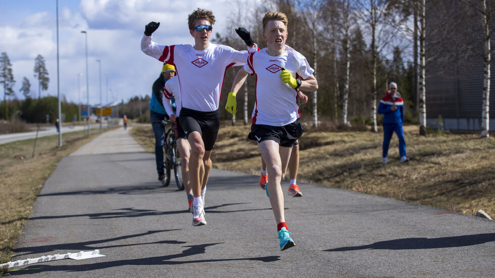 Her løper Sondre Strande Omland i mål på verdens raskeste tid av en 13-åring, men utenfor konkurranse. Den som jubler bak er to år eldre Andreas Fjeld Halvorsen. (Foto: Bjørn Hytjanstorp)