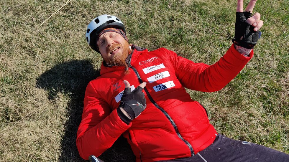 Steinar Schipper med seierstegn etter 315 kilometer på sykkel sammen med kameraten Marius Farstad. Begge er med i Idretten Skaper Sjanser. (Privat foto)