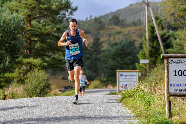 Nils Rune Sæthre løper gjennom Brekkeløypa i Knarvikmila i fjor. (Foto: Arne Dag Myking)