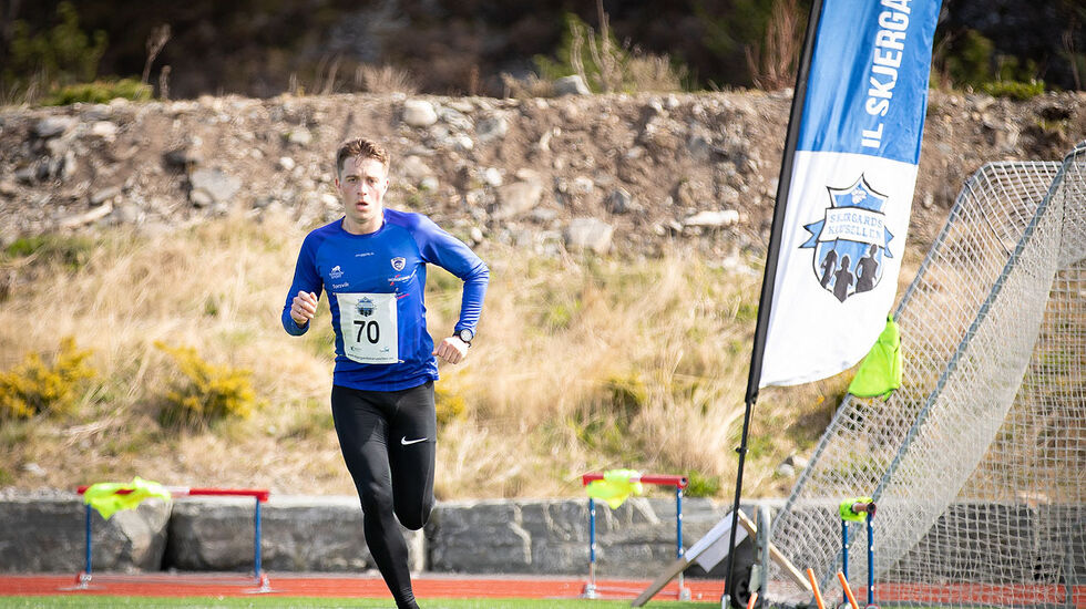 VINNER: Ole Kristian Vikenes løp i mål raskere enn resten og tok førsteplassen i Skjergard IL Friidrett sin pandemivennlige utgave av Bergen City Maraton. (Foto: Vegard Oen Hatten / Skjergard IL Friidrett)