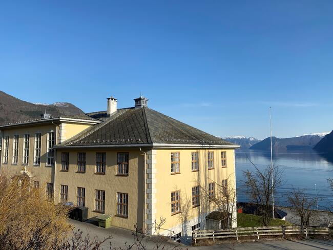 Tinghuset sett mot fjorden.