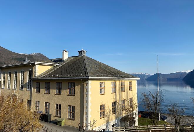 Tinghuset sett mot fjorden.