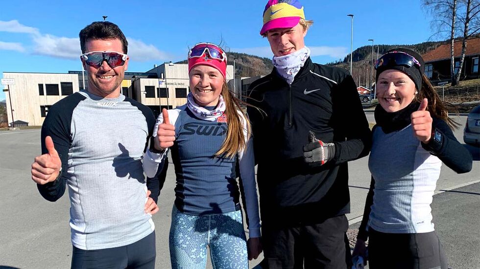 NTG langrenn brukte det virtuelle Kringsjåløpet som en aktiv treningsøkt. Trener Per Ola Gasmann til venstre sammen med tre av sine elever, Mille Marie Storlien, Oliver Brandvol og Julie Jeistad. (Foto: Finn Olsen)