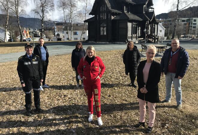 God avstand men godt samarbeid! Foran fra venstre: Ingunn Meås, Berit Berg og Anne Lise Eriksen Kirkholt. Bak fra venstre: Jimmy Wikell, Guri Bjørkli, Karin Røttereng og Øyvind Togstad.