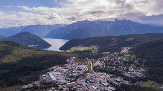 Luftfoto av industriområdet på Kaupanger.