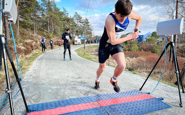 Phillip Morken spurtet inn til sølv på 800 meter i U-20 mesterskapet arrangert på Bislett i helga. Et løp der de seks første plassene løp på 1.56. (Foto: Arne Dag Myking).