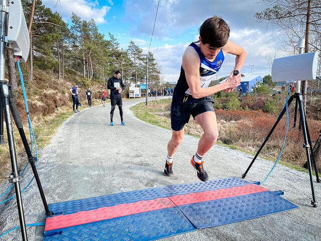 Phillip Morken spurtet inn til sølv på 800 meter i U-20 mesterskapet arrangert på Bislett i helga. Et løp der de seks første plassene løp på 1.56. (Foto: Arne Dag Myking).