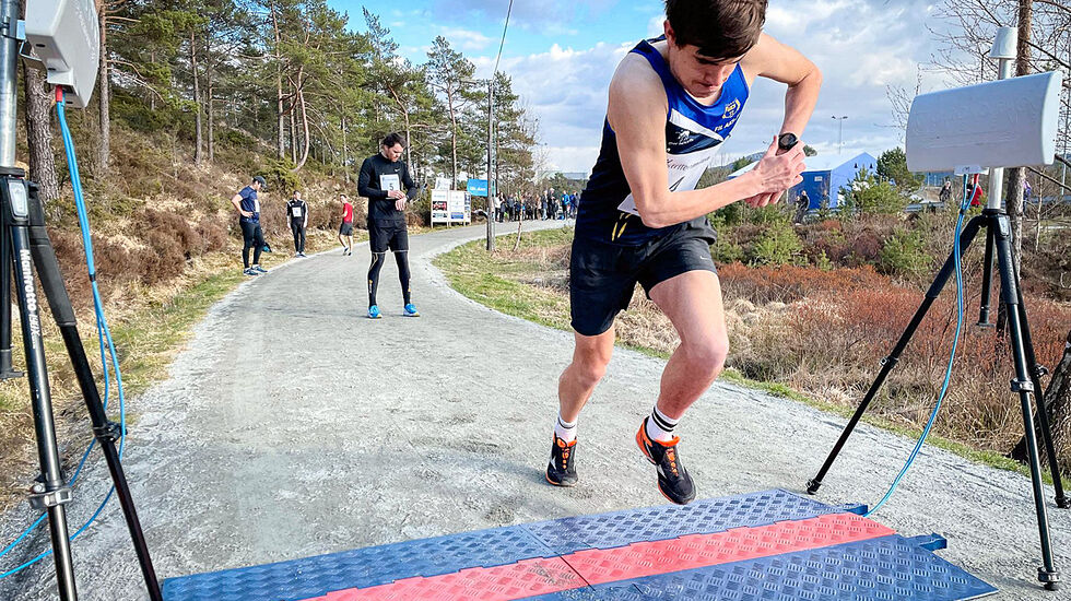 Phillip Morken spurtet inn til sølv på 800 meter i U-20 mesterskapet arrangert på Bislett i helga. Et løp der de seks første plassene løp på 1.56. (Foto: Arne Dag Myking).