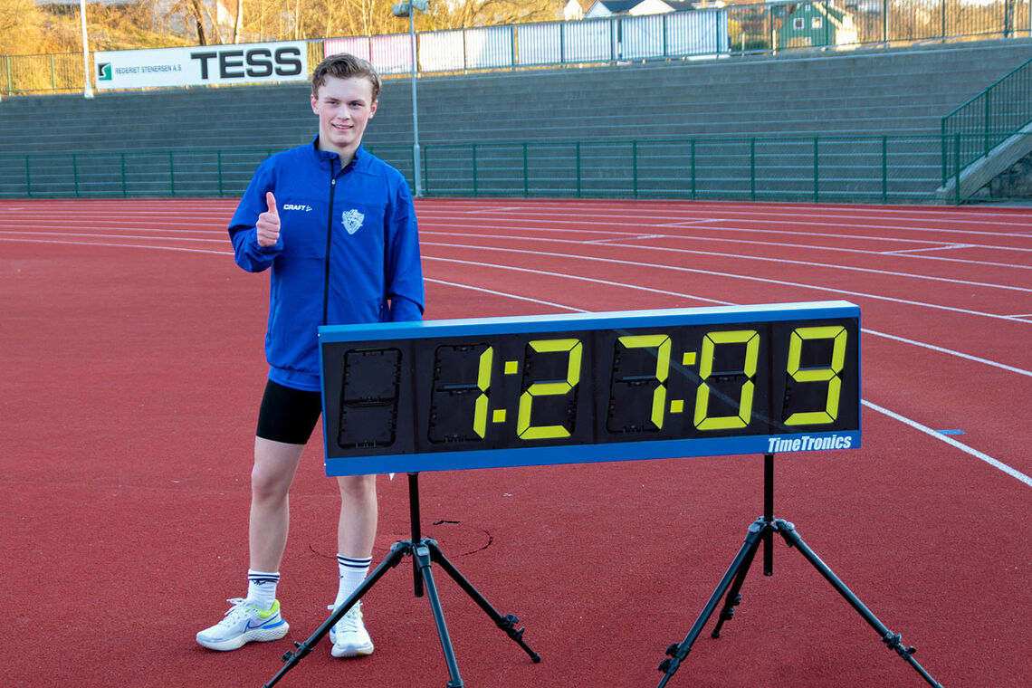 Andreas Langhelle viser frem det som klokken stoppet på da han gikk i mål på sin 600 meter. Den offisielle tiden ble 1:27.08. (Alle foto: Arne Dag Myking)