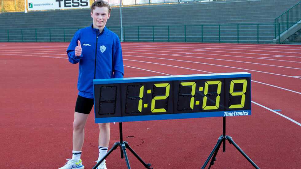 Andreas Langhelle viser frem det som klokken stoppet på da han gikk i mål på sin 600 meter. Den offisielle tiden ble 1:27.08. (Alle foto: Arne Dag Myking)