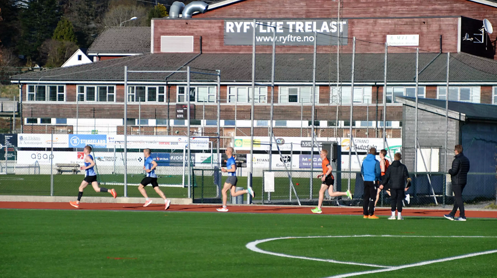 13 langdistanseløpere åpnet banesesongen på Tau fredag kveld. (Foto: Spirit Friidrett)