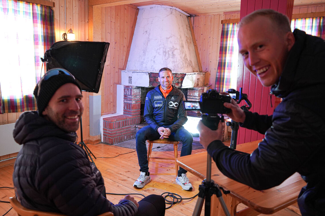Erik Jensen Liland (tv) og filmskaper Sebastian Loraas lager film om Kobberløpet. Her intervjuer de Niklas Dyrhaug